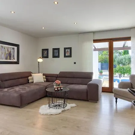 Villa Nina 2km