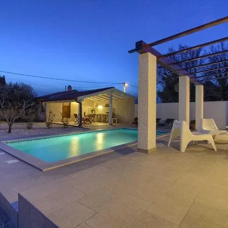 Nina 2km Villa Šišan