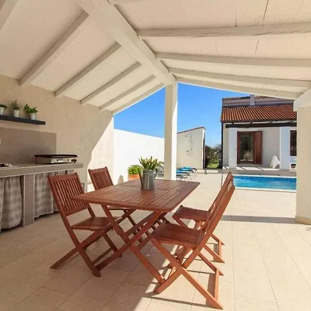 Villa Nina 2km