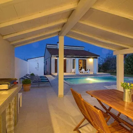 Nina 2km Villa Šišan